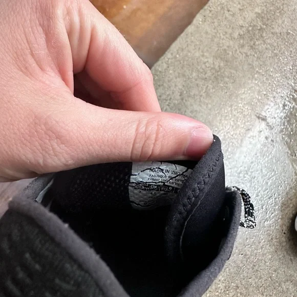 Boys Under Armour shoes- 7 - Picture 3 of 3